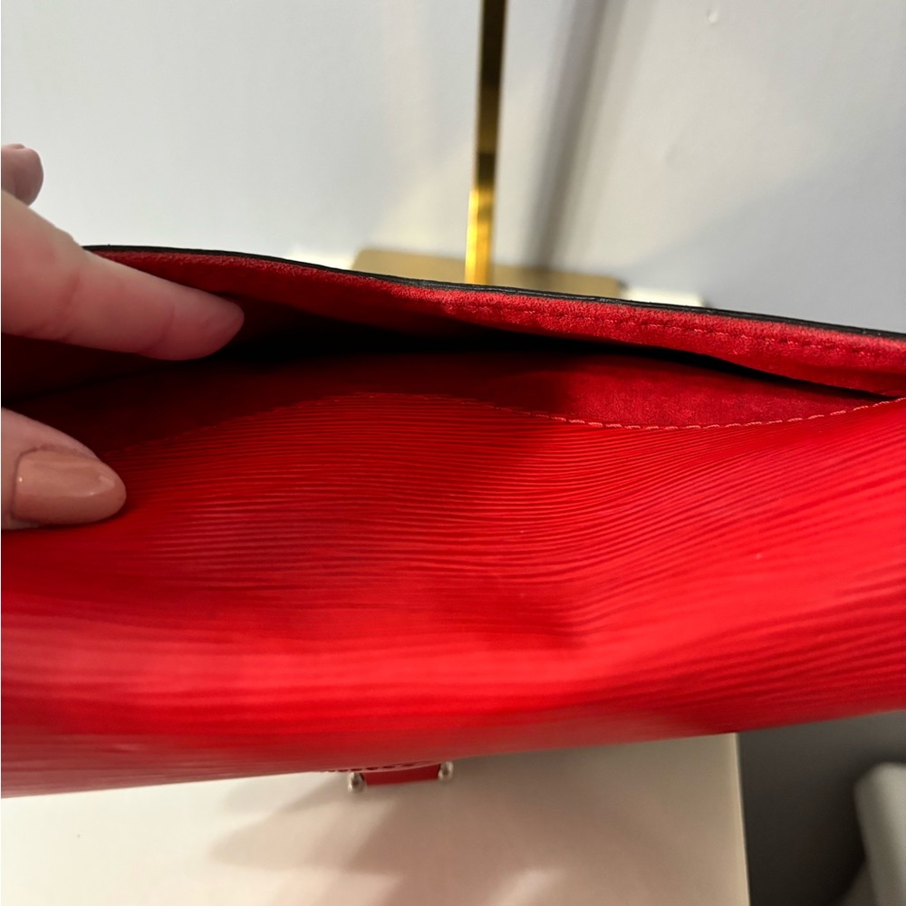 Louis Vuitton Monogram Epi Saint Michel crossbody bag - Picture 9 of 12